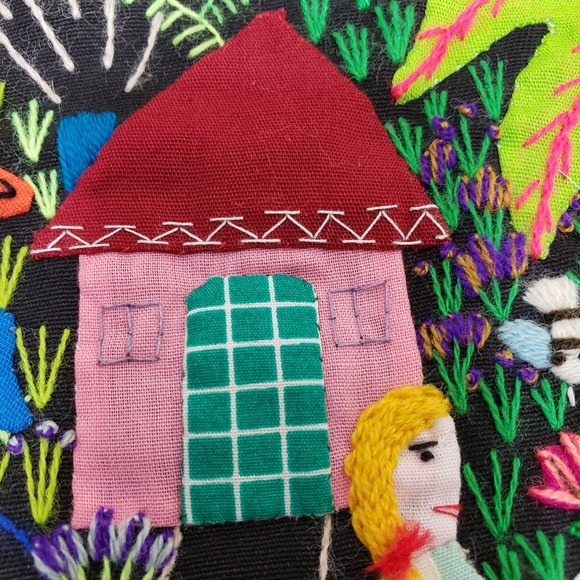 Embroidered quilted medium sized purse with amazing detail - Picture 9 of 14